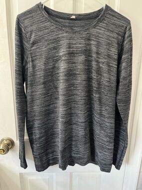 lululemon athletica Swiftly Tech  Long Sleeve Tee in Heathered Black/Gray. Sz 6